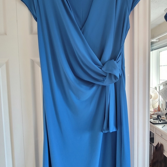 Dawn's Dresses - Picture 2 of 16